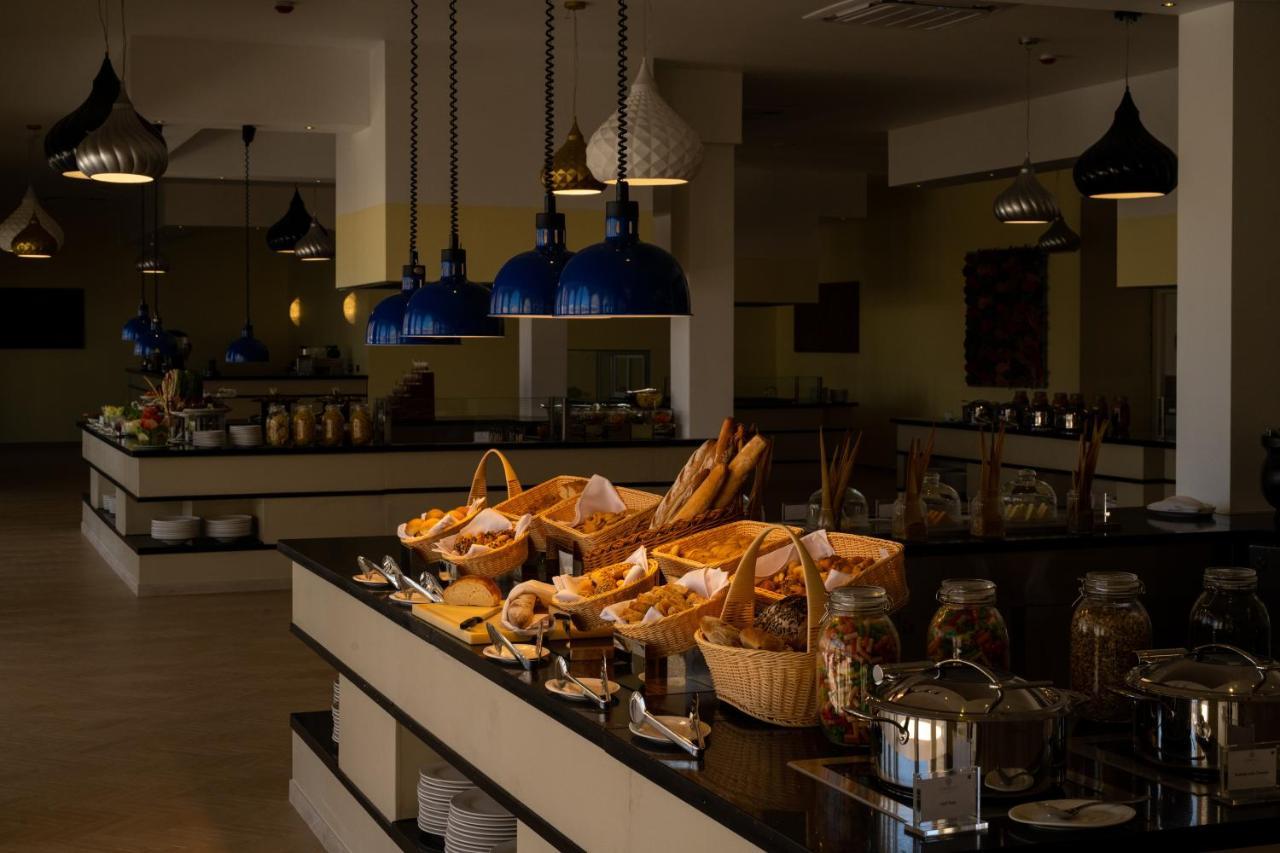 מלון מאטמווה The Mora Zanzibar מראה חיצוני תמונה A buffet at a hotel