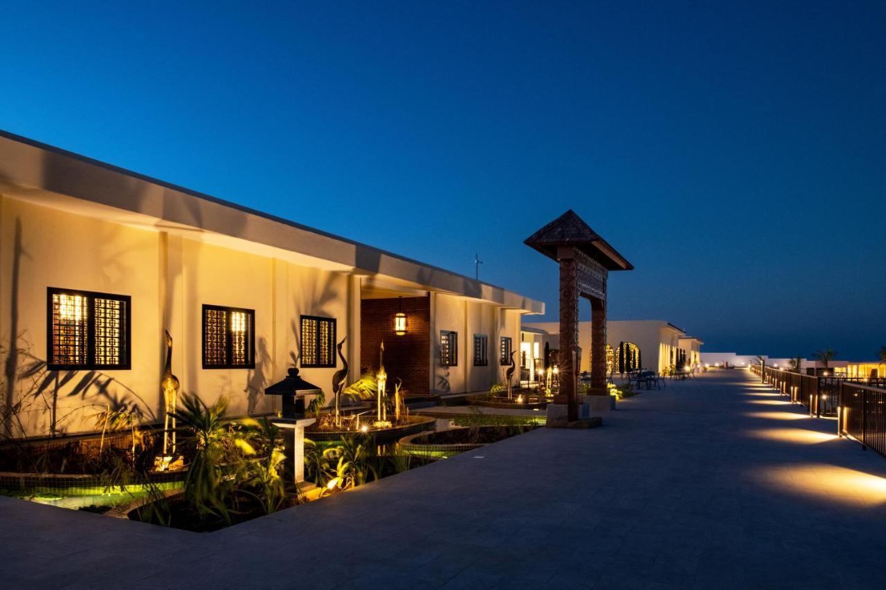 מלון מאטמווה The Mora Zanzibar מראה חיצוני תמונה The resort at night