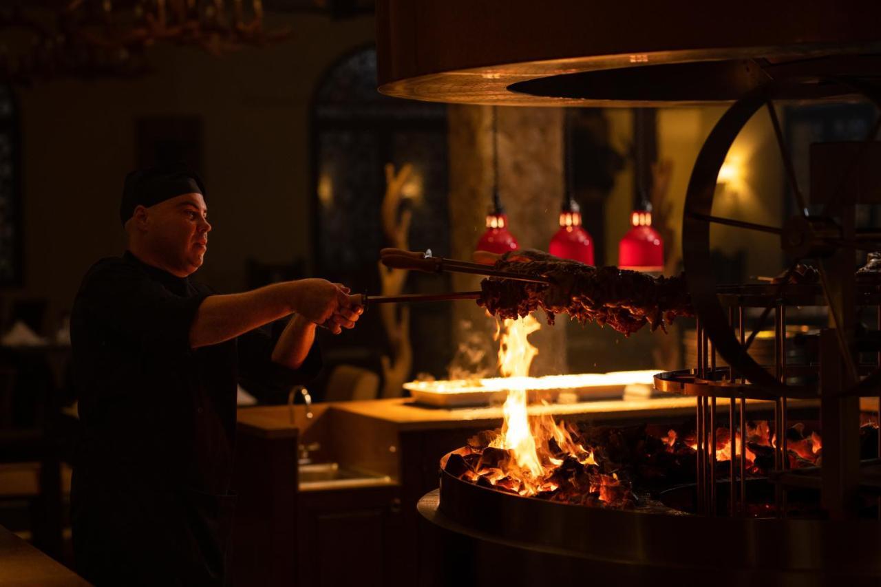 מלון מאטמווה The Mora Zanzibar מראה חיצוני תמונה A chef cooking over a wood-burning grill