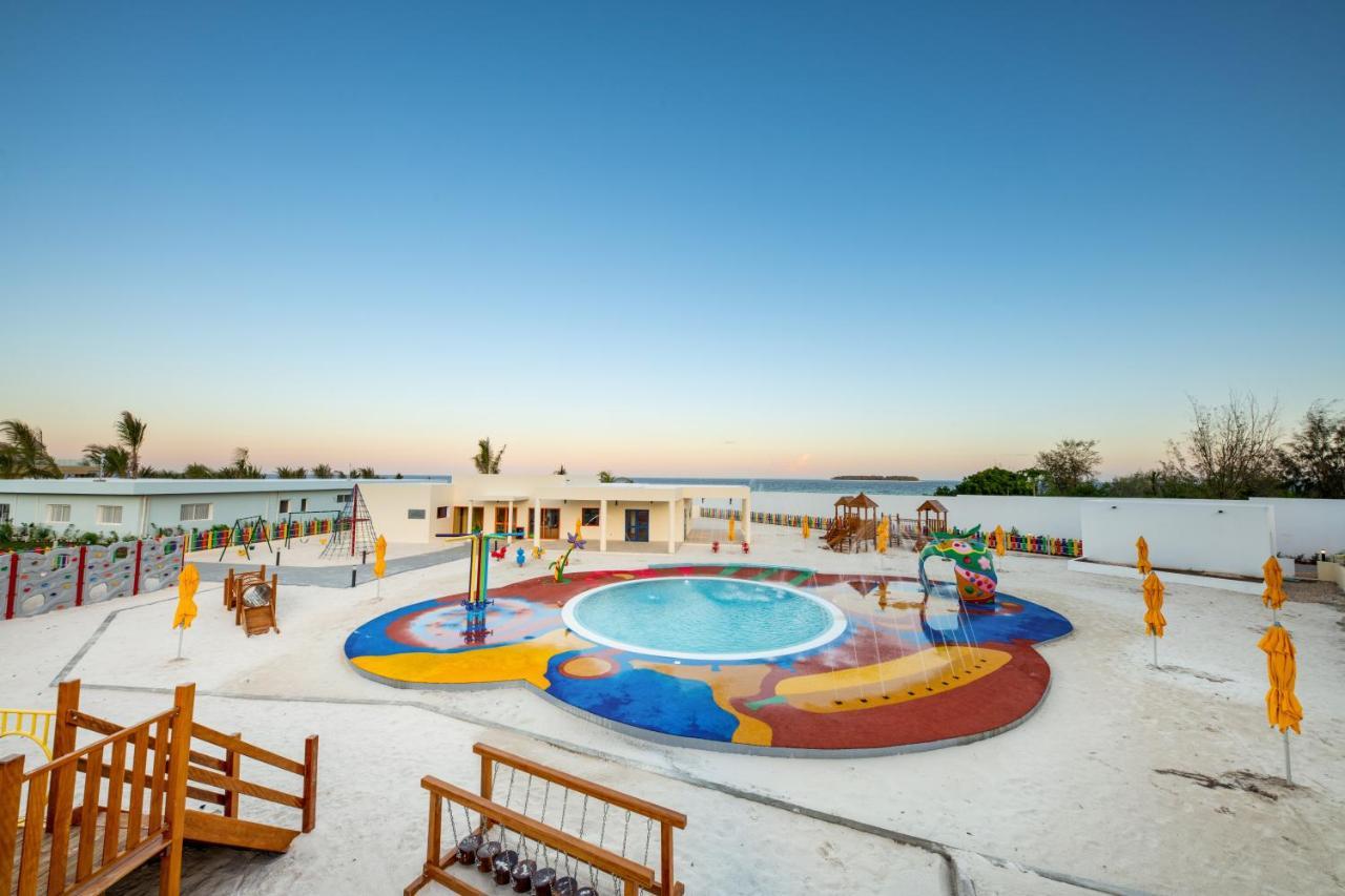 מלון מאטמווה The Mora Zanzibar מראה חיצוני תמונה The resort's water park