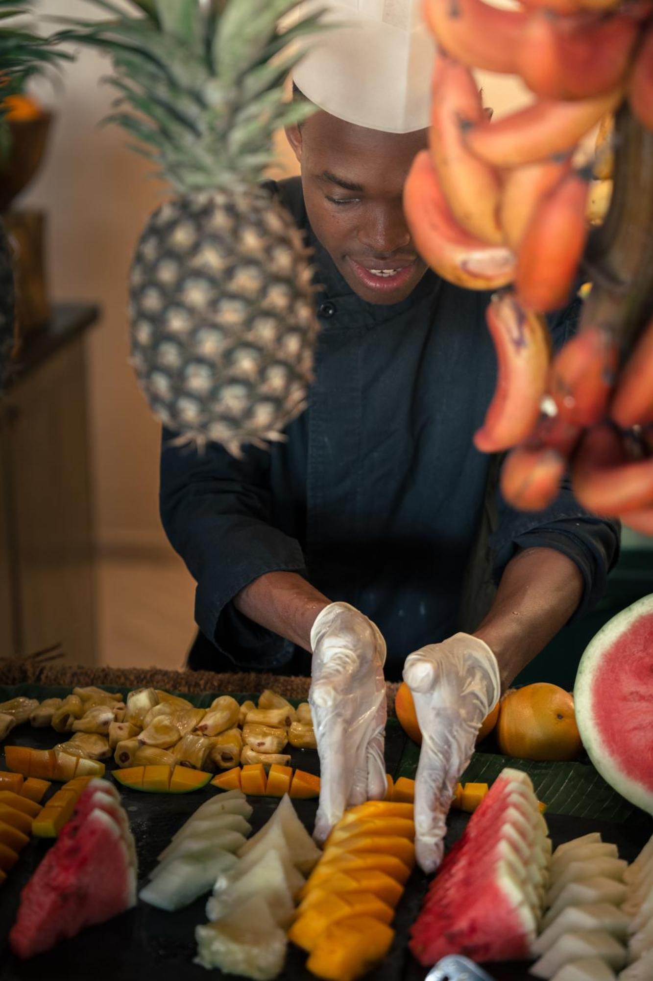 מלון מאטמווה The Mora Zanzibar מראה חיצוני תמונה A chef preparing fruit